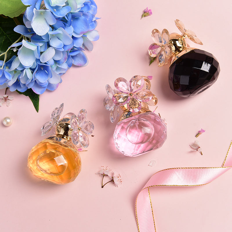 Experience the allure of a niche fragrance that lasts all day.