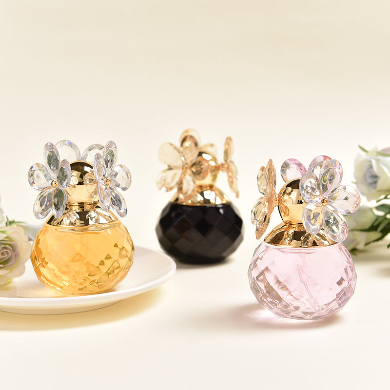 Experience the allure of a niche fragrance that lasts all day.