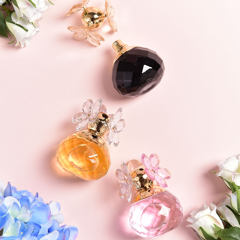 Experience the allure of a niche fragrance that lasts all day.